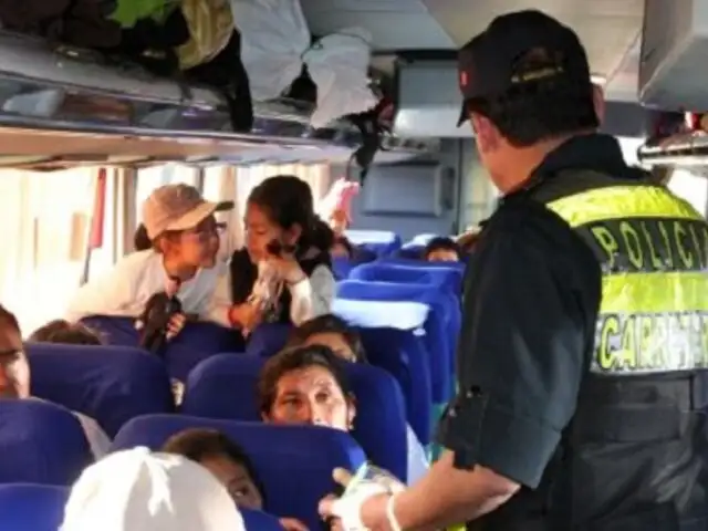 Delincuentes asaltan a pasajeros de minivan en Arequipa