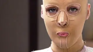Australia: la mujer "sin rostro" se quita la máscara y sorprende al mundo