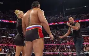 VIDEO: 'La Roca' reapareció en la WWE enfrentándose a Rusev
