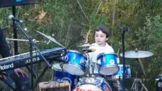 Chile: niño sorprende con habilidad para tocar canción de rock con la batería