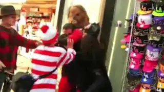 VIDEO: Mr. Increíble y Batichica se pelean en la calle, Chewbacca los separa