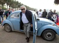 Uruguay: El presidente José Mujica fue a votar en su auto viejo