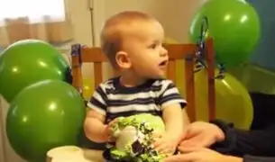 VIDEO: la reacción de un bebé al ver su primera torta de cumpleaños conquista la red