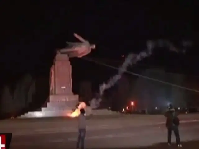 Ucrania: derriban estatua de Lenin durante multitudinaria movilización