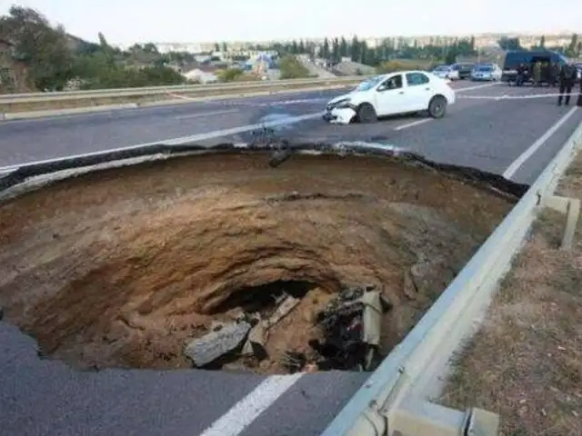 Seis muertos tras caída de vehículo a un cráter gigantesco en Crimea