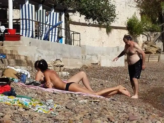 Marcelo Bielsa disfruta de la playa y se cruza con bellas mujeres en topless