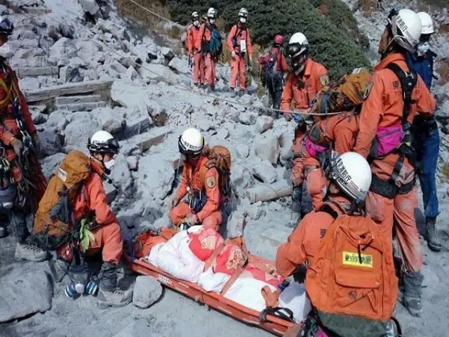 Japón: se eleva a 51 el número de muertos tras erupción de volcán