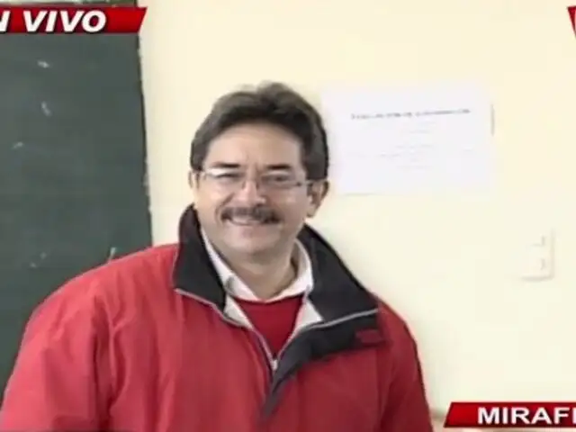 Candidato Enrique Cornejo emitió su voto en colegio de Miraflores