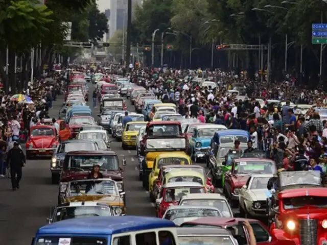 México ingresa al Récord Guinness por mayor cantidad de autos antiguos en movimiento