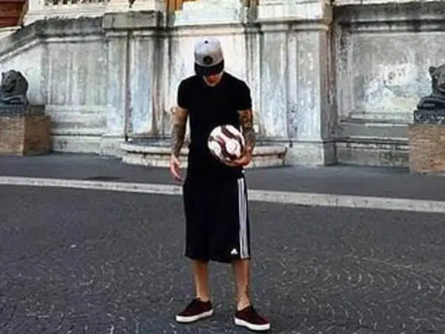 Justin Bieber causa polémica al jugar con un balón durante visita al Vaticano