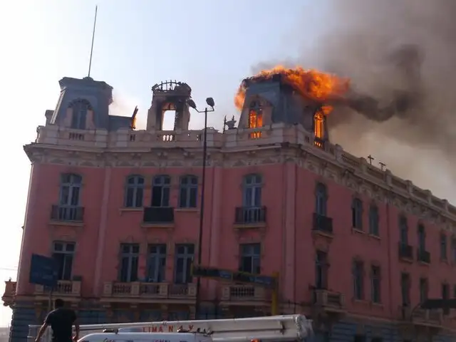 Bomberos controlaron incendio en casona de la Plaza Dos de Mayo