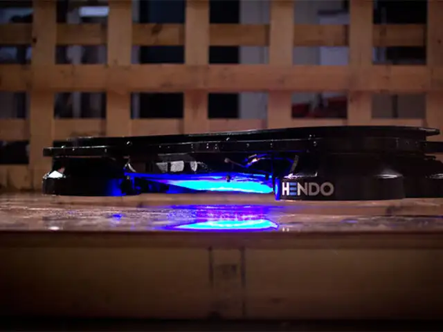Crean tabla voladora que flota como la de la película "Volver al futuro"