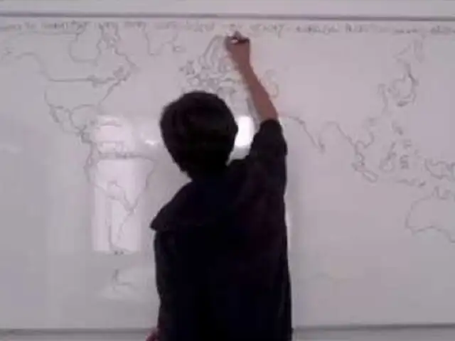 Joven sorprende al dibujar de memoria el mapa del mundo con todos sus detalles