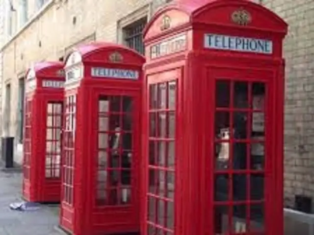 Inglaterra: cambian clásicas cabinas de teléfono por estaciones de cargas para celulares