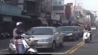Taiwán: aparatoso choque entre dos motociclistas quedo grabado en video