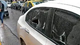 Hombre enfurecido destrozó con un hacha auto que bloqueaba su garaje