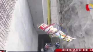 Cercado de Lima: hombre fue rescatado tras caer en socavón de Vía Parque Rímac