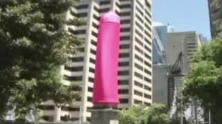Australia: condón gigante cubre obelisco en Sidney