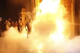 Incendian puerta de Palacio Nacional de México por estudiantes desaparecidos