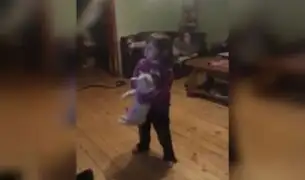 VIDEO: el singular paso de baile de una niña con su gato conquista las redes