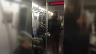 VIDEO: una cachetada termina en una batalla campal en el Metro de Nueva York