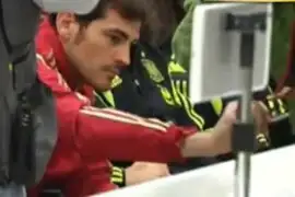 Iker Casillas le 'roba' el celular a un fotógrafo en rueda de prensa