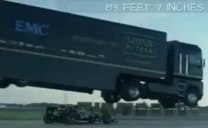 VIDEO: increíble salto de camión sobre auto de Fórmula Uno rompe récord