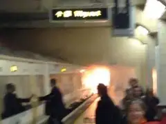 Londres: evacúan estación de metro por incendio en tren