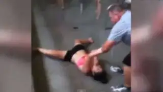 EEUU: maestro de natación arrastra a una niña que no quería entrar a la piscina