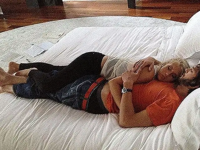 Escándalo: foto muestra a Ashton Kutcher con una maquilladora en la cama