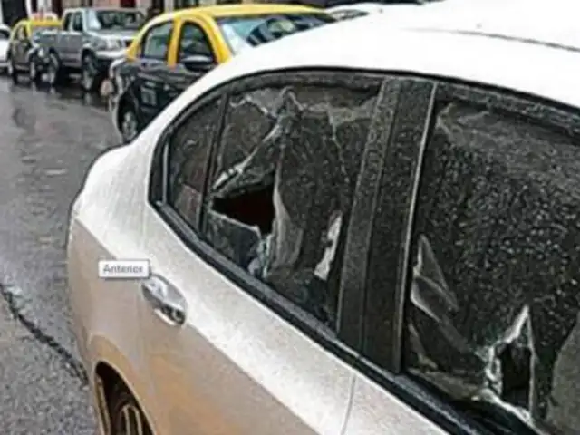 Hombre enfurecido destrozó con un hacha auto que bloqueaba su garaje