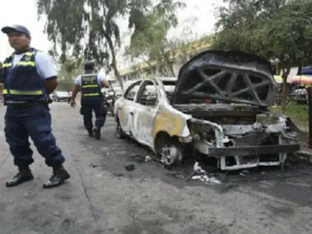 El Agustino: desconocidos queman vehículo robado en plena vía pública