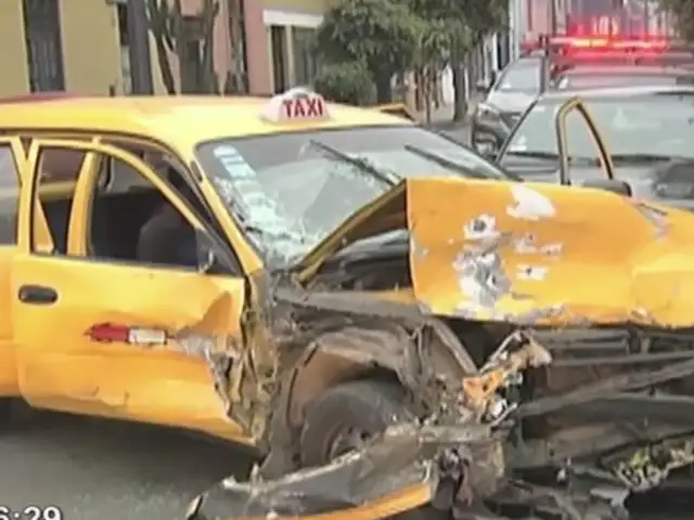 Arequipa: choque de taxi contra poste deja dos personas heridas