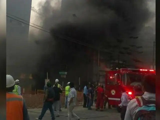 San Isidro: bomberos controlan incendio en Av. Rivera Navarrete