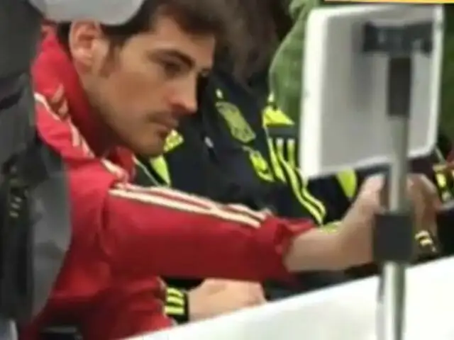 Iker Casillas le 'roba' el celular a un fotógrafo en rueda de prensa