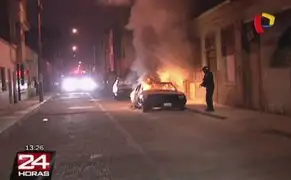 Auto se incendió en plena vía pública en La Victoria