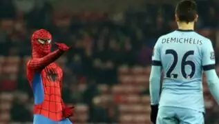 Spiderman invadió campo y lazó telaraña a jugadores de Manchester City