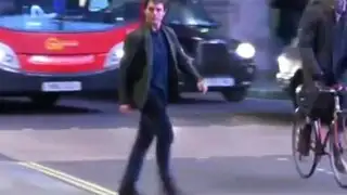VIDEO: Tom Cruise se salvó de ser atropellado por autobús