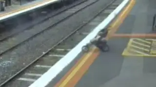 VIDEO: mira el dramático momento en que un bebé cae a las vías del tren