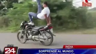 Hombre reta a la muerte practicando yoga a bordo de una moto en movimiento
