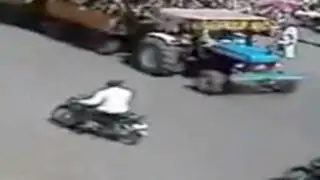 India: hombre sobrevive tras ser arrollado por un tractor