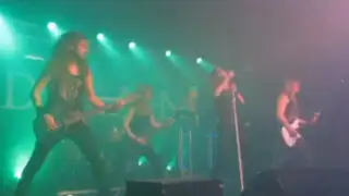 YouTube: bajista de banda metal se rompe un testículo en concierto, ¡y sigue tocando!