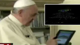 Italia: papa Francisco enciende el árbol de Navidad más grande con una tablet