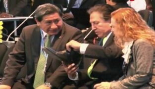 Alejandro Toledo se sacó el zapato en plena ceremonia de la COP20