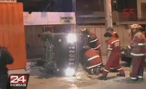Sujeto en estado de ebriedad impacta su vehículo contra edificio en Pueblo Libre