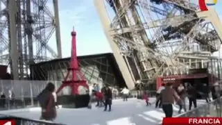 Francia: instalan pista de hielo en la base de la Torre Eiffel