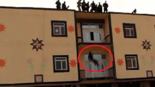 FOTOS: militantes del Estado Islámico lanzan de edificio a un hombre por ser "gay”