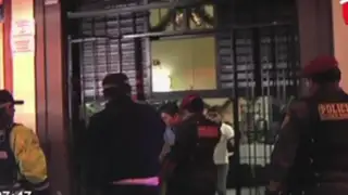 Cercado de Lima: delincuentes armados asaltan pollería y golpean a policía