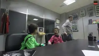 VIDEO: Iker Casillas sorprende a niños con cámara oculta