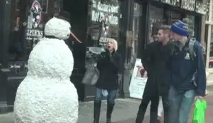 VIDEO: muñeco de nieve causa pánico en las calles de Boston